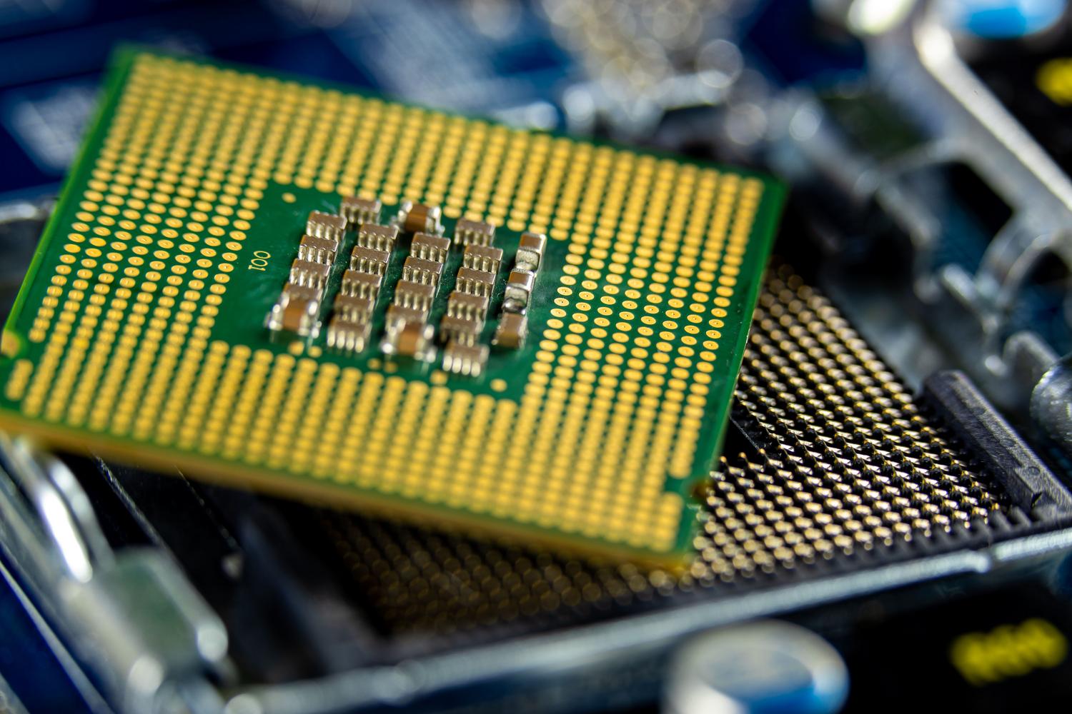 Primer plano detallado de un microprocesador sobre una placa base, representando la potencia y arquitectura del procesador Intel Xeon. Primer plano detallado de un microprocesador sobre una placa base, representando la potencia y arquitectura del procesador Intel Xeon.